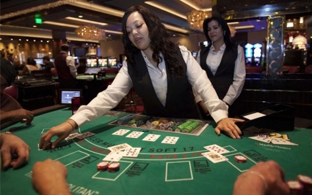 Vai Trò Của Dealer (Người Chia Bài) Trong Casino là gì?