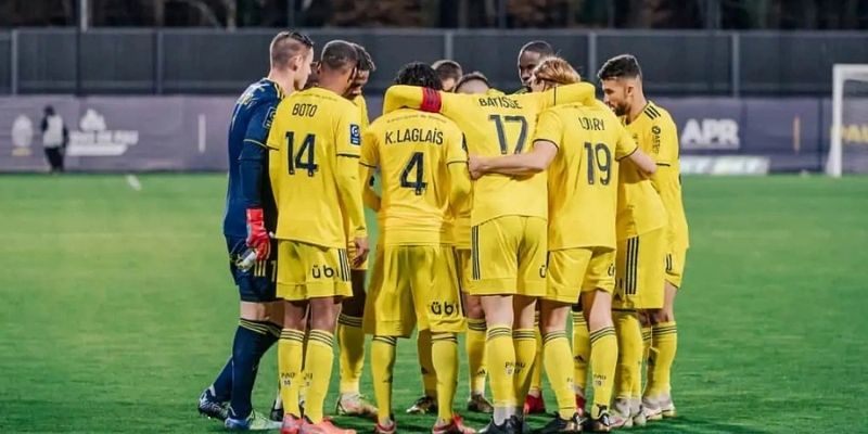 Khung cảnh cầu thủ Pau FC ăn mừng bàn thắng trên sân