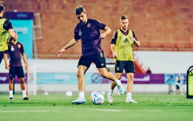 Tại sao tỷ lệ kèo lại biến động mạnh trong 15 phút trước giờ bóng lăn?