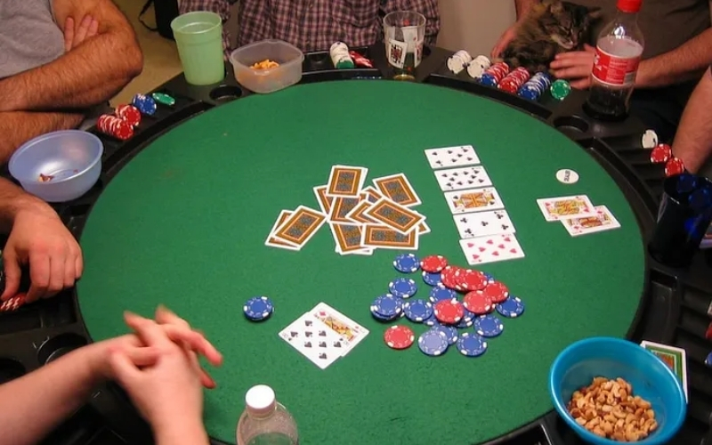 Nghệ thuật ẩn mình của cao thủ Khi nào bạn nên giữ kín chiến thuật bài tẩy của mình