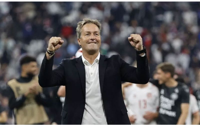 Huấn luyện viên tuyển Đan Mạch với sơ đồ ba trung vệ tại kỳ World Cup 2026